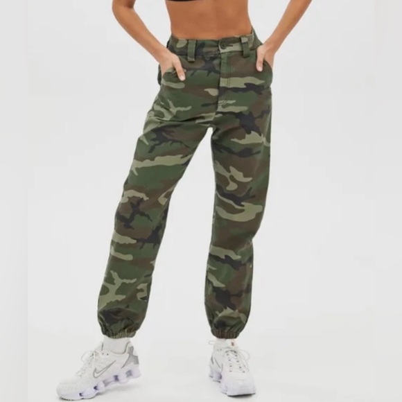 TNA Pants - TNA Camo Cargo Pants in Olive & Forest Size Medium